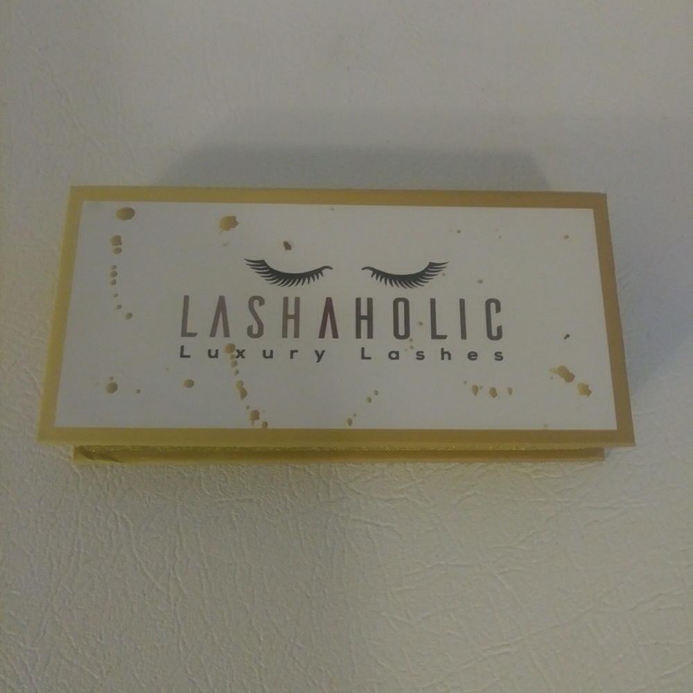 LASHAHOLIC LUXURY LASHES
